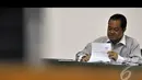 Muhtar Ependi melihat berkas saat menjalani sidang lanjutan di Pengadilan Tipikor, Jakarta, Kamis (15/1/2015). (Liputan6.com/Miftahul Hayat)