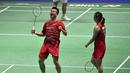 Selebrasi ganda Campuran China, Zheng Si Wei/Huang Ya Qiong setelah mengalahkan pasangan Indonesia, Rehan Naufal Kusharjanto/Lisa Ayu Kusumawati pada laga semifinal All England 2023 di Utilita Arena, Birmingham, Inggris, Sabtu (18/3/2023) malam WIB. Zheng Si Wei/Huang Ya Qiong menang rubber game 21-17, 13-21 dan 21-13. (AP Photo/Rui Vieira)