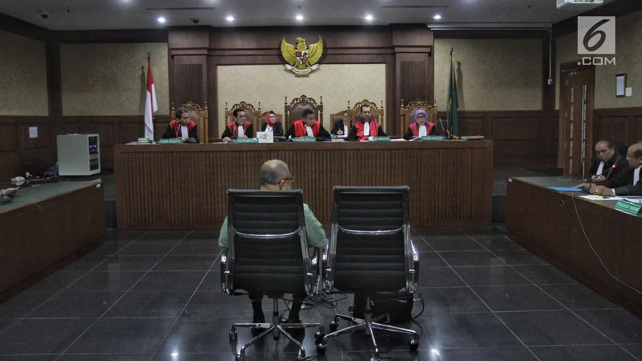 Beragendakan Dakwaan, Patrialis Akbar Jalani Sidang Perdana