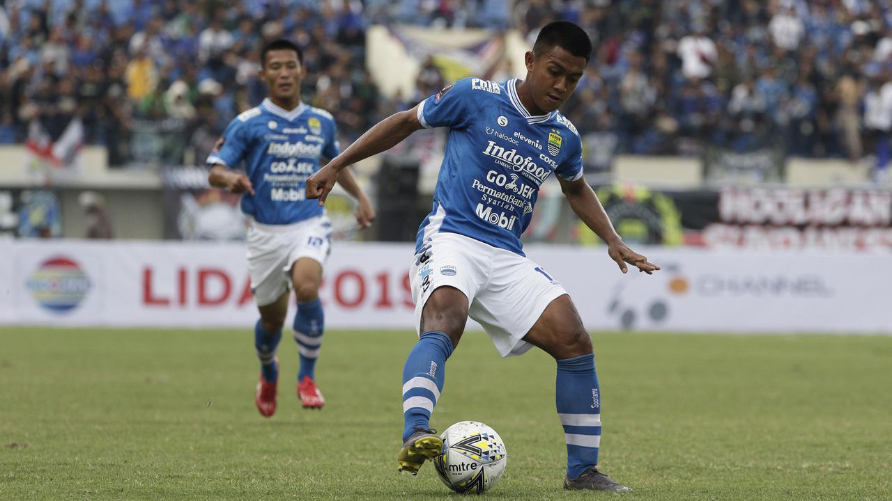 Gelandang Persib Bandung, Febri Hariyadi, mengontrol bola saat melawan TIRA Persikabo pada laga Piala Presiden 2019. (Bola.com/Yoppy Renato)