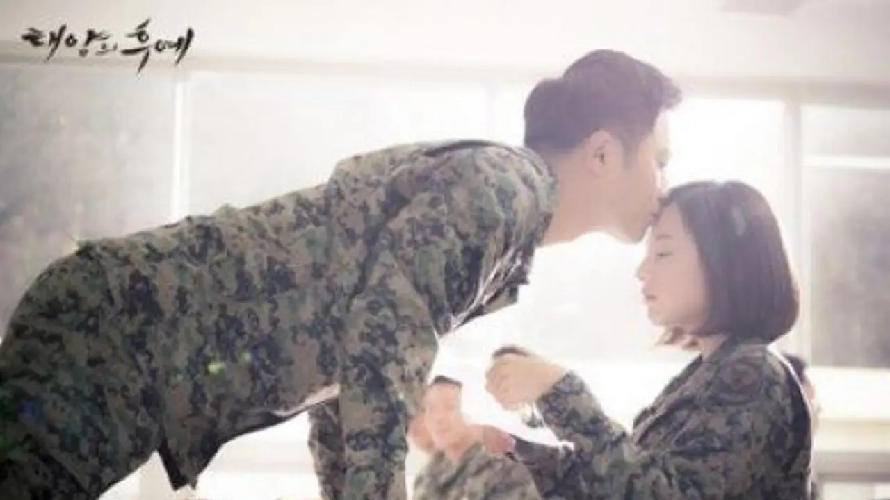 Adegan Ciuman di Descendants of the Sun Bikin Tentara 'Gila'