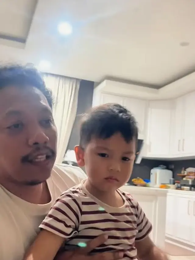 Potret Ruang TV di Rumah Arie Kriting dan Indah Permatasari