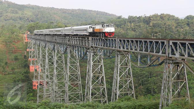 Kereta melintasi Jembatan Cikubang, Cipatat, Kabupaten Bandung Barat, 5 Juli 2016. Pemandangan struktur jembatan yang melayang diantara perbukitan ini kerap membuat wisatawan berhenti sejenak untuk menyaksikan keindahannya (Liputan6.com/Immanuel Antonius)