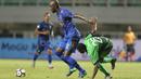 Aksi pemain Persib Bandung, Carlton Cole mengecoh lawannya  pada lanjutan Liga 1 2017 di Stadion Pakansari, Bogor, Sabtu (22/4/2017). Persib bermain imbang 2-2 melawan PS TNI. (Bola.com/Nicklas Hanoatubun)