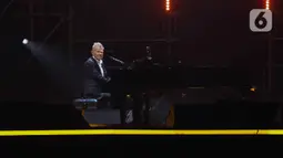 David Foster and Friends membawakan 25 lagu dalam konser tersebut diantaranya Feeling Good, Snow Birds dan Love Your More. (Liputan6.com/Herman Zakharia)