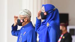 Wapres  Ma'ruf Amin dan istrinya, Wury Ma'ruf memberi hormat saat upacara peringatan HUT ke-76 RI di Istana Merdeka, Selasa (17/8/2021). Sama dengan tahun lalu, upacara pada tahun ini dilakukan secara terbatas dan dengan protokol kesehatan yang ketat. (Foto:Muchlis Jr-Biro Pres Sekretariat Presiden)
