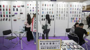 Pengunjung melihat sejumlah barang elektronik pada pameran Global Sources Electronics Indonesia (GSEI)  di Jakarta Convention Center (JCC), Kamis (7/12/2023). (Liputan6.com/Faizal Fanani)