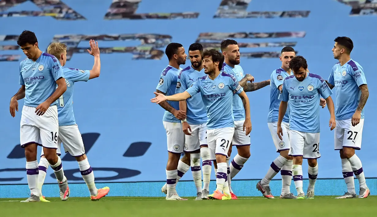 Gelandang Manchester City, David Silva (tengah) berselebrasi dengan rekan-rekannya usai mencetak gol ke gawang Burnley pada pertandingan lanjutan Liga Inggris di Stadion Etihad di Manchester, Inggris (22/6/2020). City menang telak 5-0 atas Burnley. (Shaun Botterill/POOL/AFP)