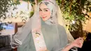 Di momen bridal shower-nya, Melody Prima tampil menawan dalam balutan dress berlengan puff warna hijau sage. Dress-nya ia padukan dengan hijab bermotif warna senada. [@melodyprima]