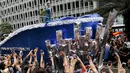 Universe 2015, Pia Alonzo Wurtzbach   menyapa para penggemarnya di jalanan  Manila, Filpina, (25/1). Filpina kembali memenangkan Miss Universe setelah empat dekakde terakhir.  (REUTERS / Erik De Castro)