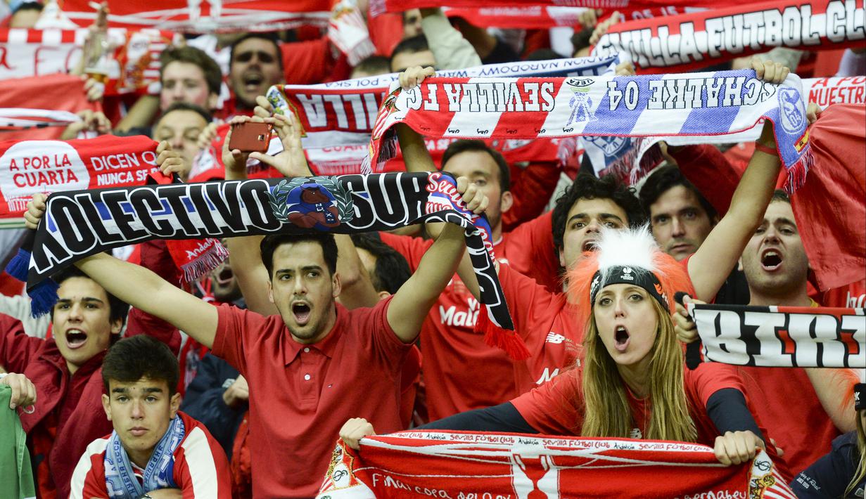 Kegembiraan suporter Sevilla. (AP/Alik Keplicz)