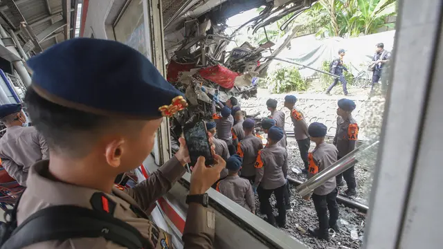 Tidak Ada Lagi Korban di Dalam Gerbong, KRL Commuter Line di Stasiun Bekasi Timur Dievakuasi