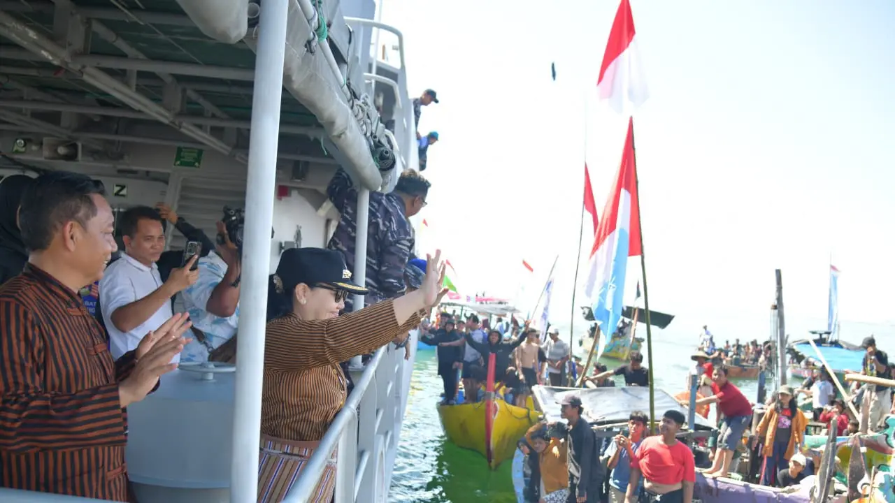 Wali Kota Semarang saat menyapa nelayan pada pelaksanaan Larung kepala sapi pada peringatan sedekah laut, Minggu (25/05/25). (Foto: Liputan6.com/Felek Wahyu)