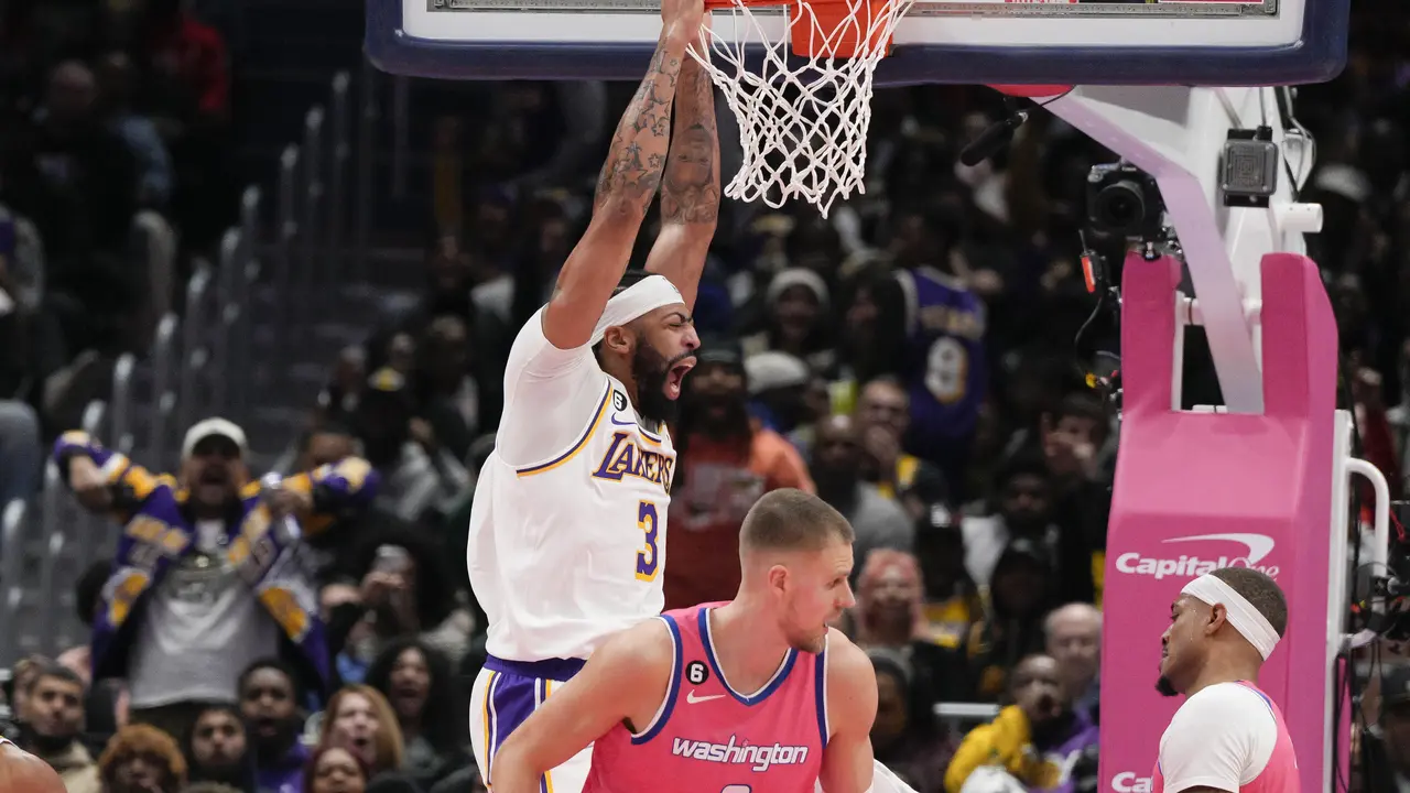 Anthony Davis melakukan dunk saat Lakers melawan Wizards di lanjutan NBA 2022/2023
