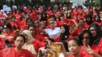 Para peserta flash mob tari tradisional pendet asal Bali memadati halaman Museum Nasional Indonesia, Jakarta, Sabtu (23/4). Kegiatan ini menyambut peringatan ulang tahun Museum Nasional Indonesia pada 24 April 2016 (Liputan6.com/Angga Yuniar)