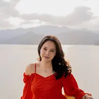 Saat menjalani liburan, Anggika pun kerap tampil mesra dengan kekasih. Dalam beberapa kesempatan, penampilan keduanya pun terlihat mesra dan menuai banyak tanggapan netizen. Bahkan beberapa waktu lalu, keduanya sempat menjalani pemotretan layaknya pasangan kekasih yang akan segera menikah.  (Liputan6.com/IG/@anggikabolsterli)