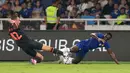 Pemain Chelsea, Danny Welbeck (kanan), berusaha mempertahankan penguasaan bola dari pemain AC Milan, Filippo Terracciano, pada laga pramusim Indonesia Super Cup 2026 di Stadion Utama Gelora Bung Karno (SUGBK), Jakarta, Sabtu (8/8/2026). Chelsea tampil dominan dan menutup pertandingan dengan kemenangan 3-0 berkat dua gol Joao Pedro serta satu gol Moises Caicedo. (KapanLagi.com/Budy Santoso)