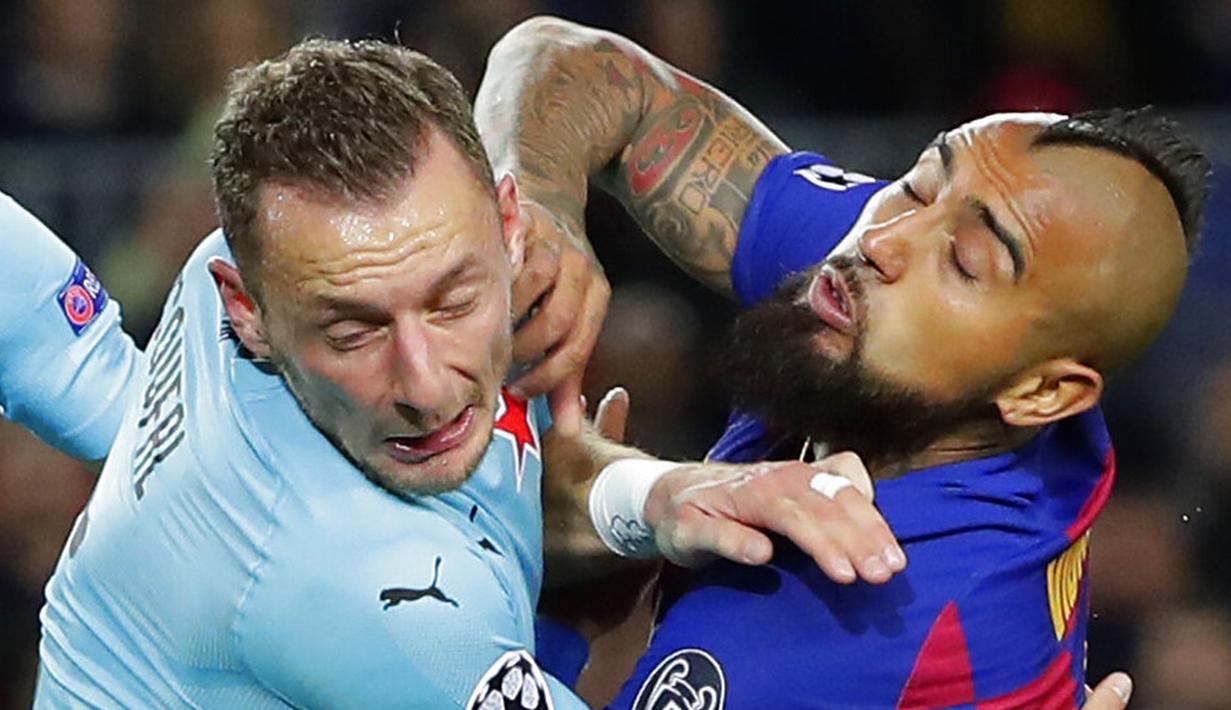 Gelandang Barcelona, Arturo Vidal, duel udara dengan pemain Slavia Praha, Vladmir Coufal, pada laga Liga Champions 2019 di Stadion Camp Nou, Selasa (5/11). Kedua tim bermain imbang 0-0. (AP/Emilio Morenatti)