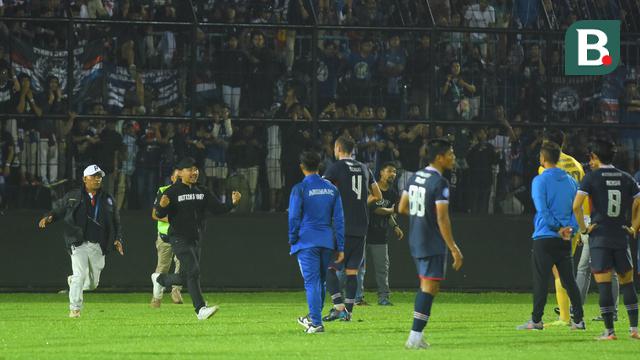 Foto: Suasana Mencekam Kericuhan usai Laga Arema FC Vs Persebaya Surabaya Pada Laga Lanjutan BRI Liga 1 2022/2023