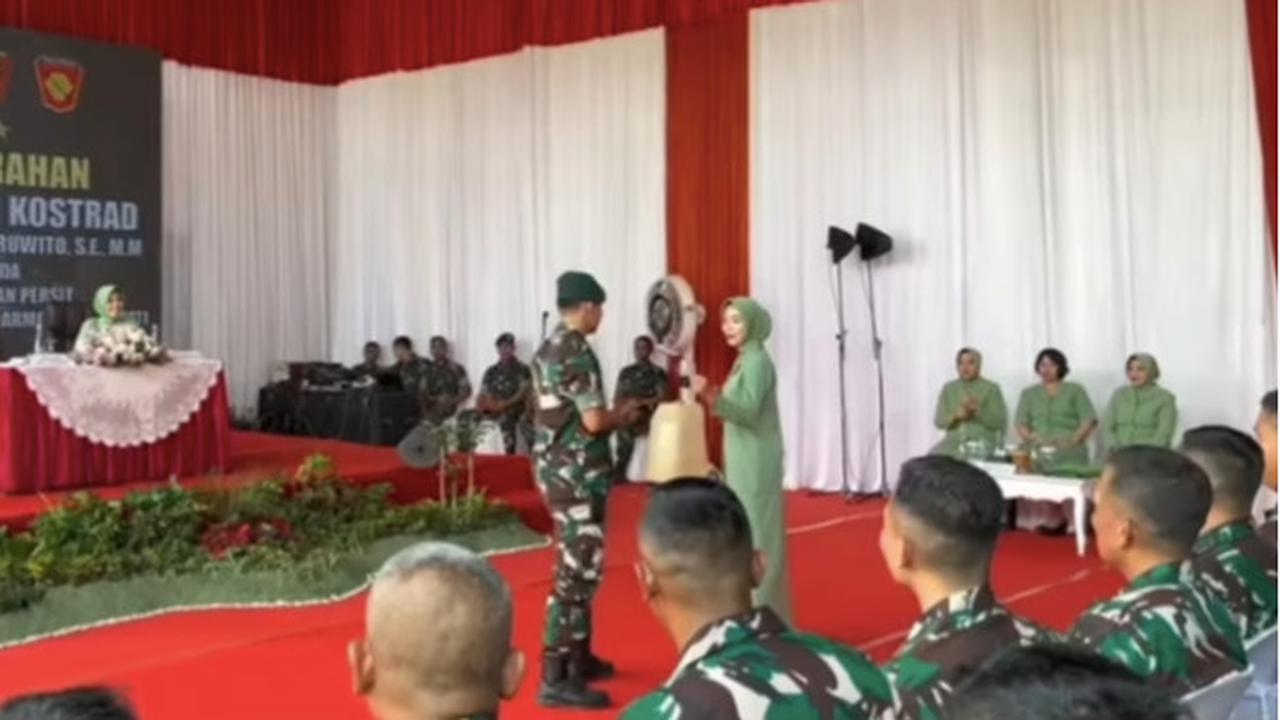 Momen Ibu Persit Keluarkan Jurus Bela Diri, Sekali Beraksi Prajurit TNI Tumbang Langsung Bikin Heboh