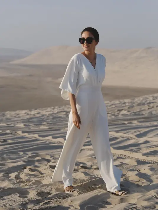 Jumpsuit yang tidak mengekspos banyak kulit adalah outfit fashion terbaik saat mencoba tampil lebih elegan dan berkelas. [@dagnesia]