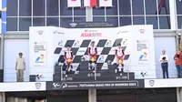 Veda Ega Pratama (tengah) saat finis pertama pada Race 1 ATC Mandalika hari Sabtu (14/10/2023). (Dokumentasi PT AHM)