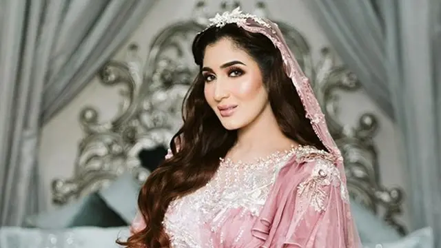 7 Potret Resepsi Pernikahan Tania Nadira, Gunakan Gaun Bertabur Kristal Swarovski