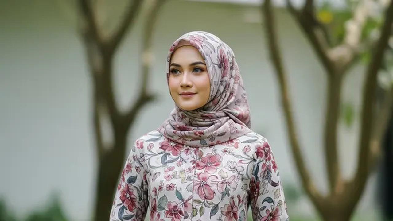 10 Gamis Muslimah Motif Bunga Besar Paling Adem 2025, Stylish &amp; Anti Gerah Sepanjang Hari