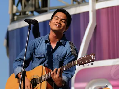 Pemenang kedua Music Video Contest, Dibya Dika memperlihatkan kebolehannya di atas panggung inBox SCTV di Cibinong Square, Bogor, Kamis (29/1/2015). (Liputan6.com/Helmi Fithriansyah)