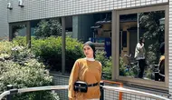 Ayudia Bing Slamet mengenakan sweater dengan celana kargo dan turban hitam serta tas pinggang Gucci seperti pada unggahannya di Instagram pada Rabu, 3 Mei 2023. (dok. Instagram @ayudiac/https://www.instagram.com/p/CrxMnt3vrIT/?utm_source=ig_web_copy_link/Rusmia Nely)
