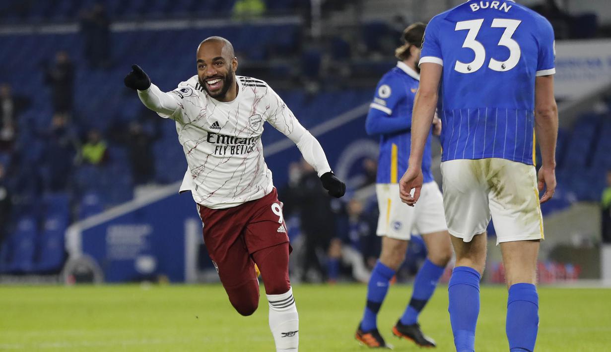 Striker Arsenal, Alexandre Lacazette, melakukan selebrasi usai mencetak gol ke gawang Brighton & Hove Albion pada laga Liga Inggris di Stadion Amex, Selasa (30/12/2020). Arsenal menang dengan skor 1-0. (AP/Frank Augstein, Pool)