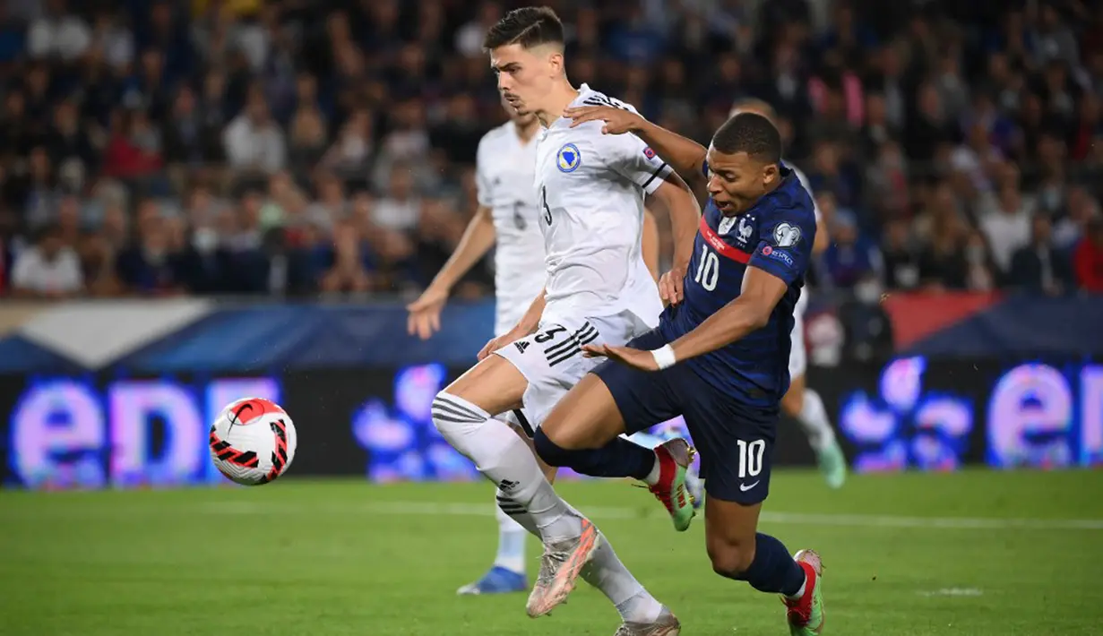 Pemain Bosnia-Herzegovina Dennis Hadzikadunic (kiri) berebut bola dengan pemain Prancis Kylian Mbappe pada pertandingan Grup D kualifikasi Piala Dunia 2022 di Stadion Meineau, Strasbourg, Prancis, Rabu (1/9/2021). Pertandingan berakhir dengan skor 1-1. (FRANCK FIFE/AFP)