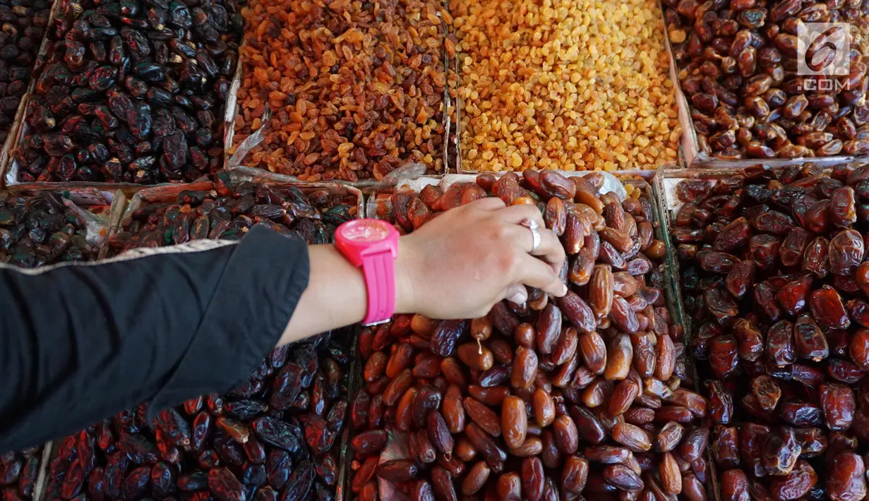 Pedagang kurma menata barang dagangannya di Pasar Tanah Abang, Jakarta, Kamis (2/5). Menjelang bulan Ramadan, permintaan buah kurma meningkat dua kali lipat dibanding hari biasa. (Liputan6.com/JohanTallo)