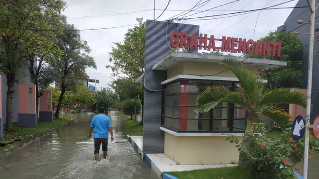 Banjir di perumahan Graha Menganti Gresik. (Dian Kurniawan/Liputan6.com)