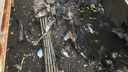 Penampakan kerusakan akibat sebuah helikopter yang menabrak gedung pencakar langit di pusat Manhattan, New York, Amerika Serikat, Senin (10/6/2019). Helikopter Agusta A109E jatuh tepat di pusat keramaian, berdekatan dengan Times Square. (FDNY via AP)