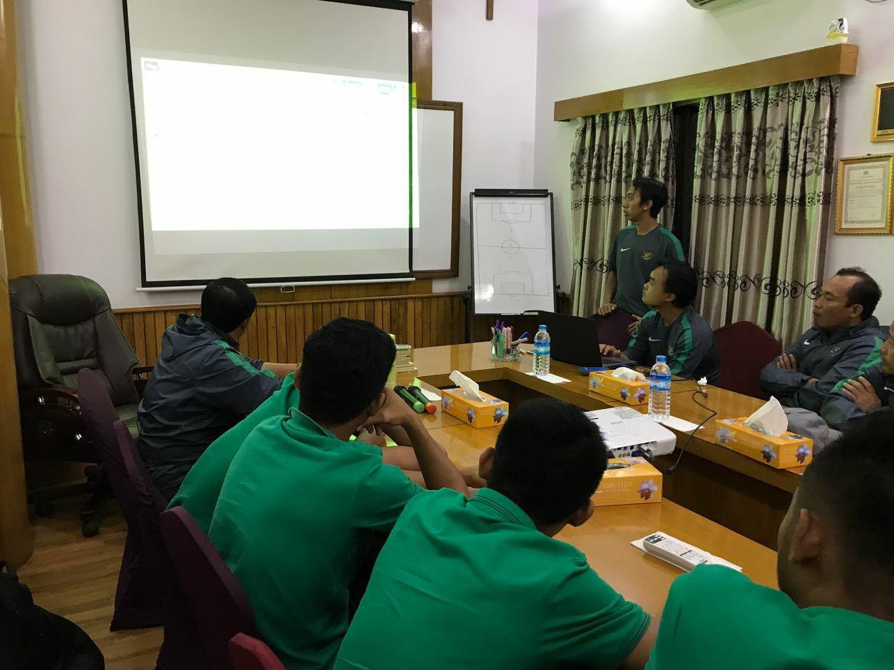 Diskusi taktik Timnas Indonesia U-19 jelang pertandingan kedua penyisihan Grup B Piala AFF melawan Filipina, Kamis (7/9/2017). (Bola.com/Facebook)