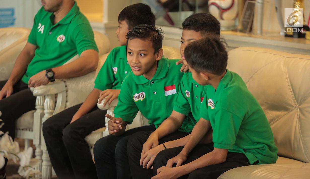Delapan pemain terbaik MILO Football Championship 2019 menemui Menpora Imam Nahrawi di Gedung Kemenpora, Jumat (26/7/2019). Mereka nantinya akan mendapatkan pelatihan dasar sepak bola, termasuk teknik ‘'iki-Taka' yang merupakan gaya bermain khas FC Barcelona. (Liputan6.com/Faizal Fanani)