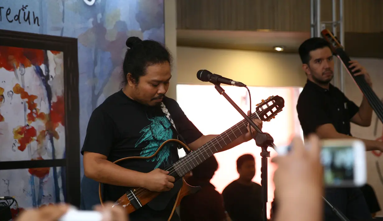 "Albumnya seharusnya kami rilis dari 2015, Dan akhirnya penantian itu terwujud," ucap Is saat konferensi pers di KFC Kemang, Jakarta Selatan, Selasa (19/12/2017). (Nurwahyunan/Bintang.com)