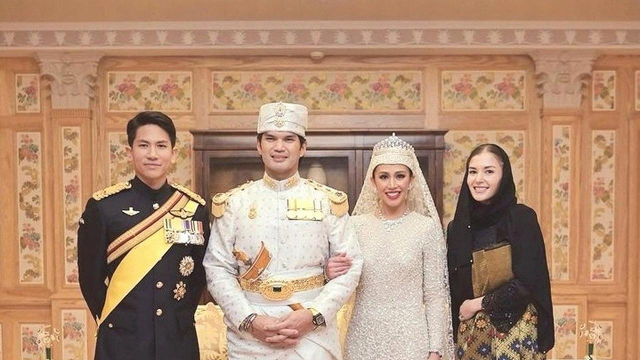Anisha terlihat turut hadir mendampingi sang pangeran