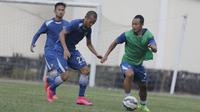 Pemain Persib Atep dan Supardi (tengah) berebut bola saat latihan jelang laga semi final Piala Presiden 2015 melawan Mitra Kukar di Stadion Aji Imbut, Tenggarong, Kaltim, Sabtu (3/10/2015). (Bola.com/Vitalis Yogi Trisna)