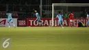 Penyerang Persela Herman Dzumafo (kedua kiri) berlari usai mencetak gol ke gawang Persija di Torabika Soccer Championship presented by IM3 Ooredoo di Stadion GBK Jakarta, Jumat (13/5). Perselakalah 1-2 dari Persija. (Liputan6.com/Helmi Fithriansyah)