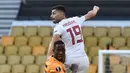 Pemain Olympiakos, Giorgos Masouras melompat di atas bek Wolverhampton Wanderers, Willy Boly pada leg kedua babak 16 besar Liga Europa di Molineux Stadium, Kamis (6/8/2020). Wolverhampton menumbangkan Olympiakos dengan skor 1-0. (AP Photo/Rui Vieira)