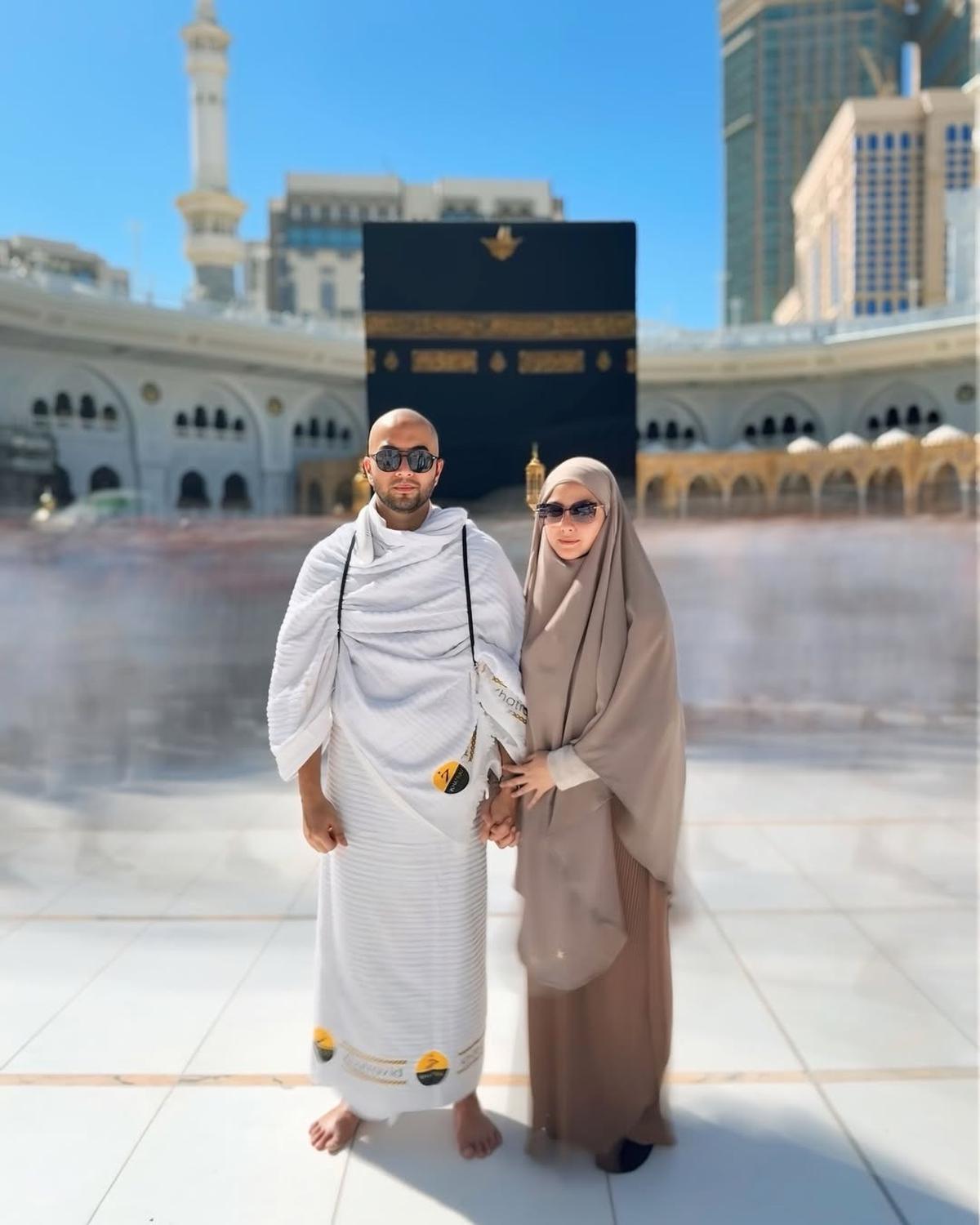 7 Potret Revalina S Temat Umrah Bareng Keluarga, Dua Anak Tampil Kompak dengan Rambut Plontos