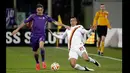 Gelandang Fiorentina, Joaquin (kanan) berusaha berebut bola dengan pemain AS Roma Jose Holebas di leg pertama  16 besar Liga Europa di Stadion Artemio Franchi, Italia, Jumat (13/3/2015) . Fiorentina bermain imbang 1-1 dengan AS Roma. (Reuters/Max Rossi)