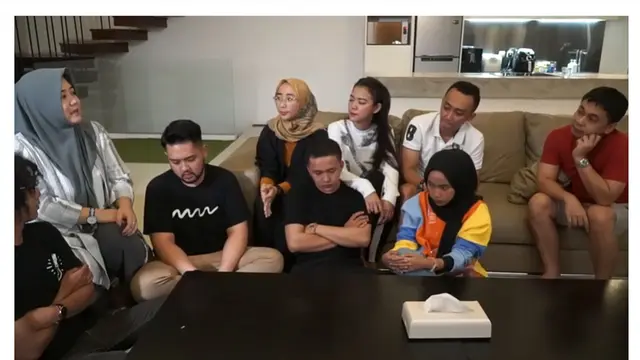 Risa Saraswati di rumah Raditya Dika (YouTube/ jurnalrisa)