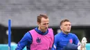 Penyerang Inggris, Harry Kane melakukan pemanasan saat mengikuti latihan di Tottenham Hotspur training di London (21/6/2021). Hasil seri akan membuat poin dari Inggris dan Ceko tidak terkejar lagi oleh Skotlandia dan Kroasia. (AFP/Justin Tallis)