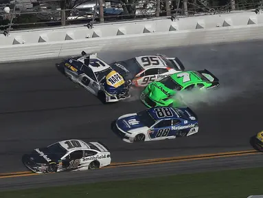 Mobil pembalap wanita, Danica Patrick (warna hijau) mengalami tabrakan beruntun saat perlombaan balap Nascar Daytona 500 Cup di Daytona International Speedway (18/2). (Sean Gardner/Getty Images/AFP)