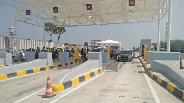 Arus lalu lintas di Gerbang Tol Cikampek