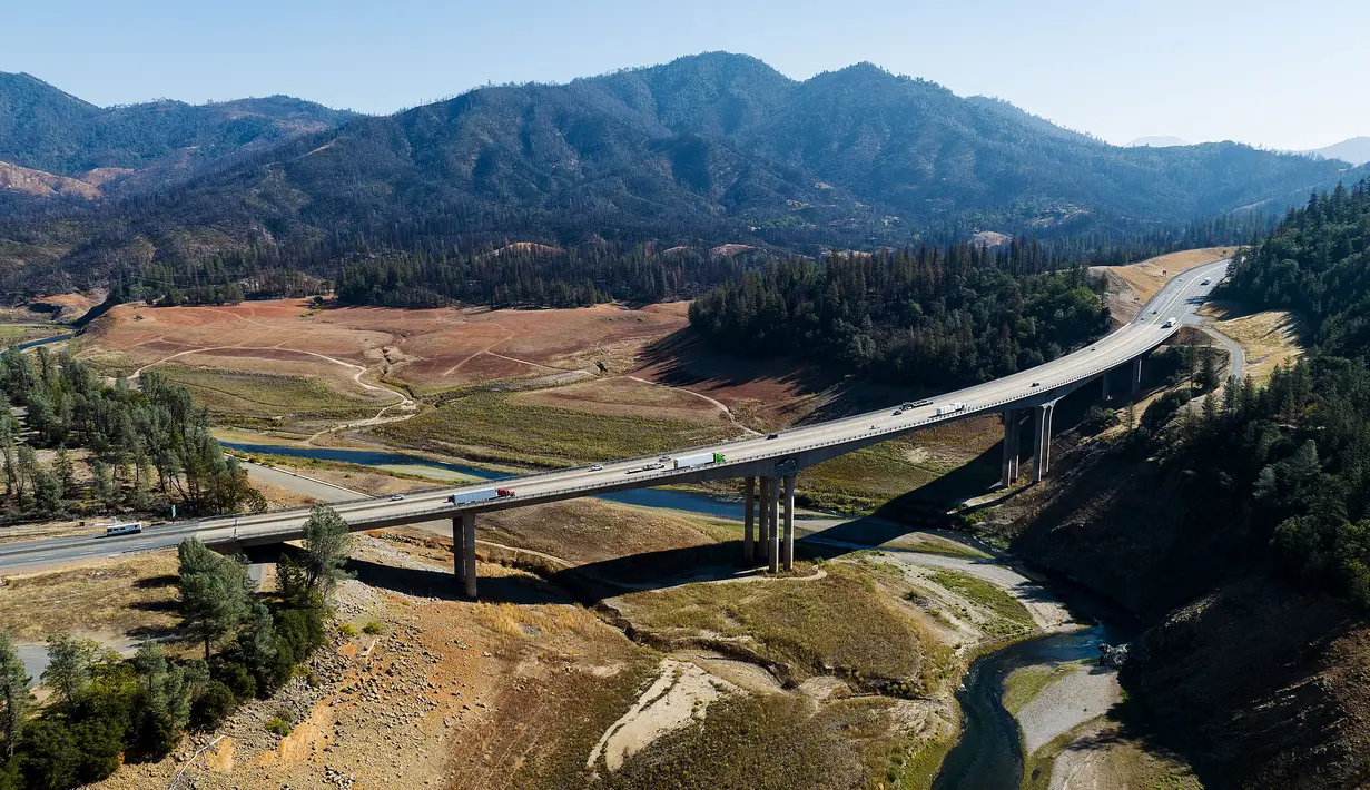 Kekeringan ekstrim yang melanda tersebut  memaksa warga California untuk menghemat air. (JOSH EDELSON / AFP)