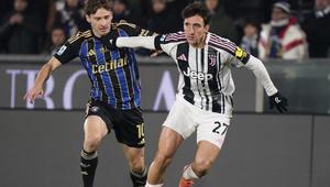 Aksi Andrea Cambiaso dalam laga Liga Italia antara Pisa vs Juventus, Minggu (28/12/2025). (Marco Bucco/LaPresse via AP)